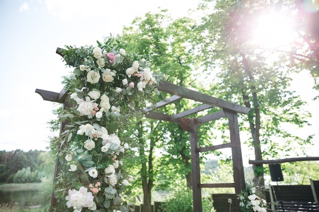 Bei fiori sbocciano sulla scala