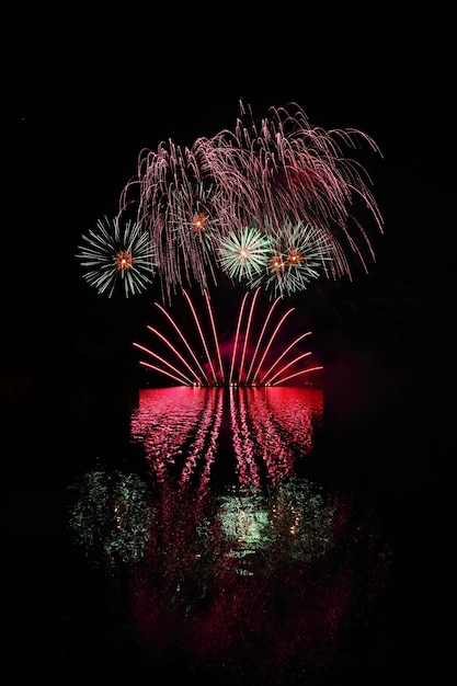 Bei fuochi d&#39;artificio colorati con riflessi in acqua. Diga di Brno, la città di Brno-Europa. Internati