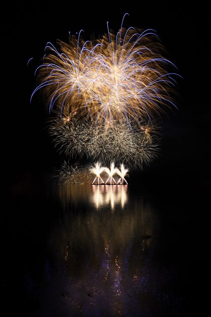 Bei fuochi d&#39;artificio colorati con riflessi in acqua. Diga di Brno, la città di Brno-Europa. Internati