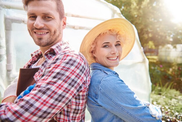 Bei giovani che si prendono cura del loro giardino