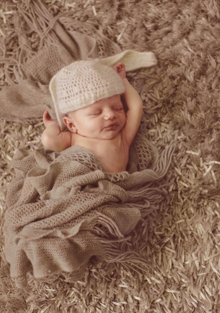 bel cappello bambino del primo piano di felicità