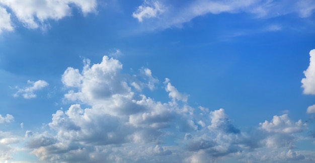 Bel cielo azzurro con nuvole bianche