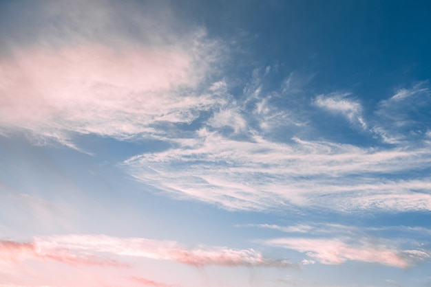 Bel cielo azzurro con poche nuvole al tramonto