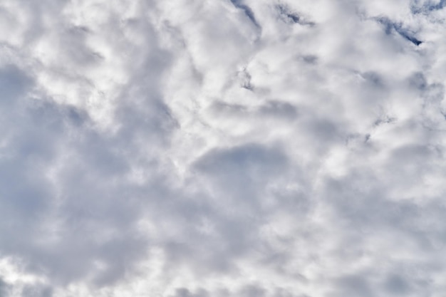 Bel cielo blu con nuvole in una giornata di sole