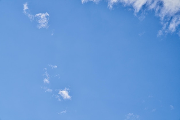 Bel cielo blu con nuvole in una giornata di sole