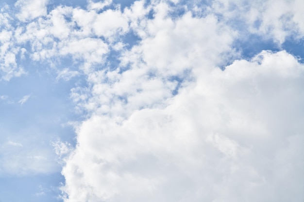 Bel cielo blu con nuvole in una giornata di sole