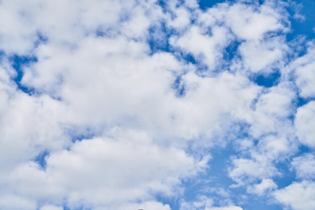 Bel cielo blu con nuvole in una giornata di sole