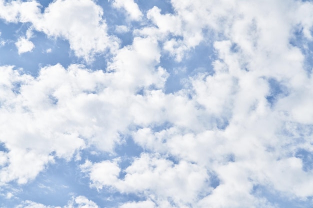 Bel cielo blu con nuvole in una giornata di sole