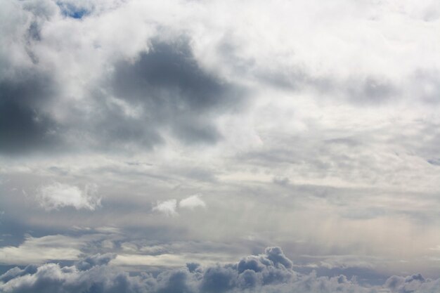 Bel cielo e nuvole coprono il sole