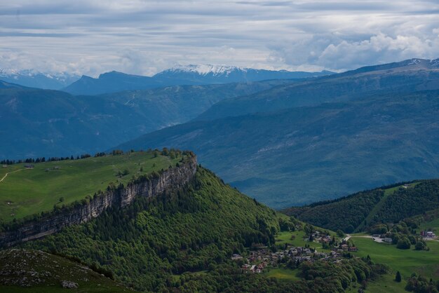 Bel colpo di montagne boscose sotto un cielo nuvoloso