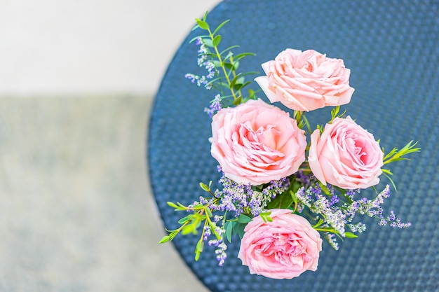 Bel fiore in vaso sulla decorazione della tavola con vista sul giardino