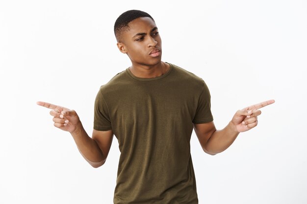 Bel giovane afro-americano con maglietta cachi