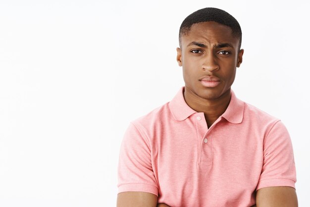 Bel giovane afro-americano con polo rosa Tshirt