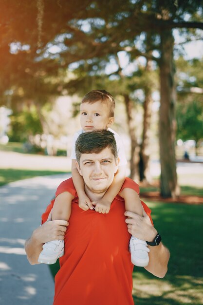 Bel giovane padre con un figlio giovane