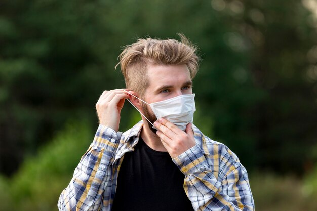 Bel giovane uomo che indossa la maschera per il viso