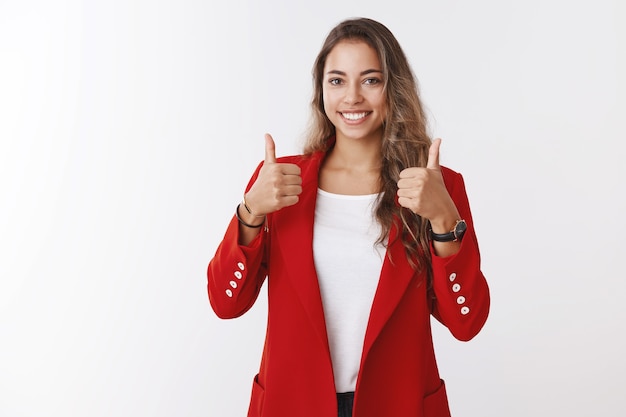 Bel lavoro, ben fatto, ottimo. Orgogliosa imprenditrice soddisfatta di bell'aspetto che mostra i pollici in su sorridendo felice contenta di vedere un buon risultato, incoraggiando l'assistente a tenere il passo, apprezzando il piano, approvando