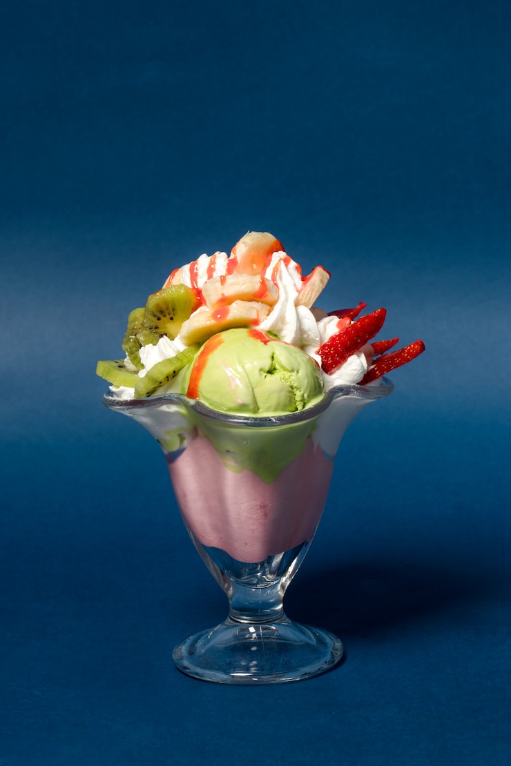 Foto gratuito bel mix di gelati sul tavolo