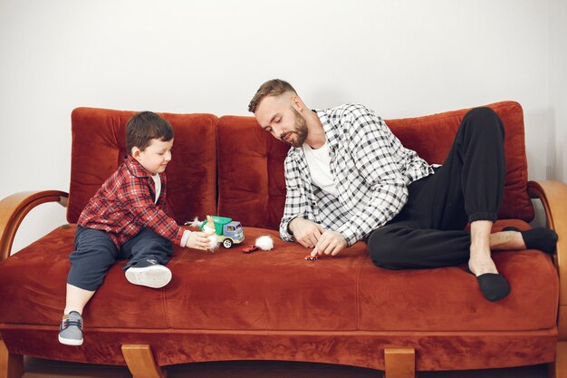 Bel papà con bambino sul divano