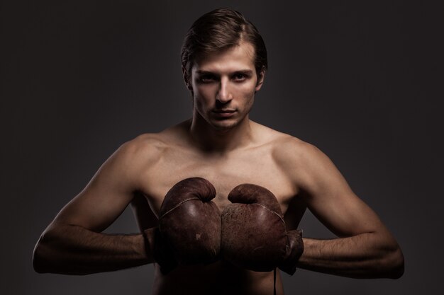 Bel ragazzo in guantoni da boxe