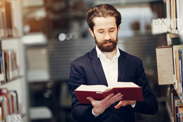 Bel ragazzo studia presso la biblioteca