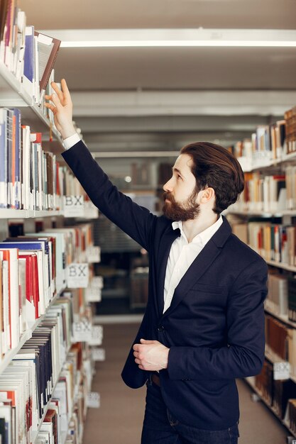 Bel ragazzo studia presso la biblioteca