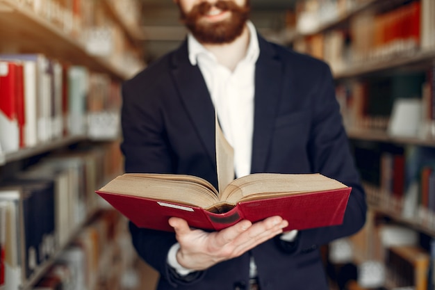 Bel ragazzo studia presso la biblioteca