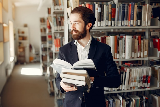 Bel ragazzo studia presso la biblioteca