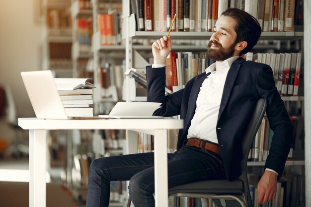 Bel ragazzo studia presso la biblioteca