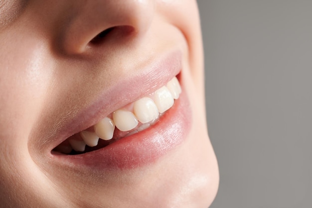 Bel sorriso femminile con denti dritti bianchi