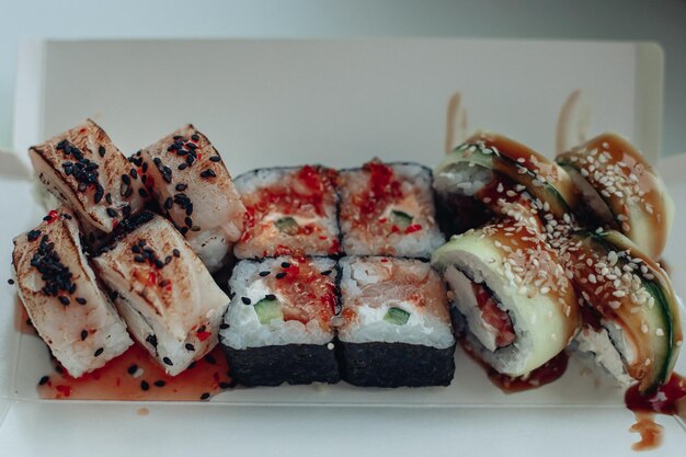 Bel sushi delizioso Consegna di sushi Rotoli di sushi pubblicitari a base di pesce e formaggio