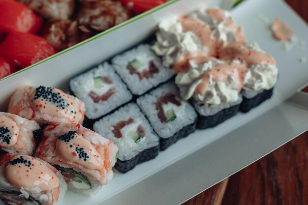 Bel sushi delizioso Consegna di sushi Rotoli di sushi pubblicitari a base di pesce e formaggio