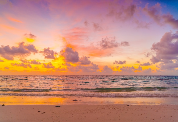 Bel tramonto con cielo sopra il mare calmo nell&#39;isola tropicale delle Maldive