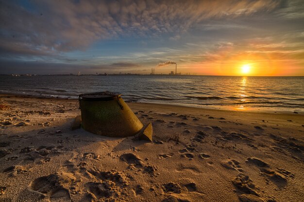 Bel tramonto sulla spiaggia che crea lo scenario perfetto per passeggiate serali in riva al mare