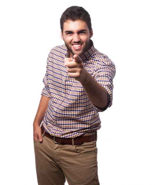 Bel uomo arabo che punta alla fotocamera