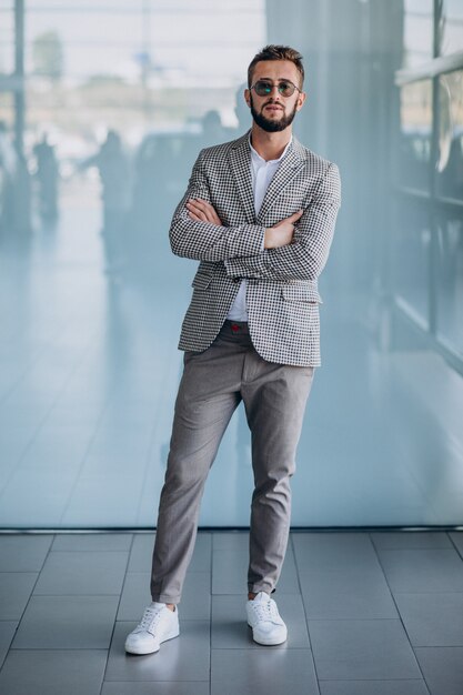 Bel uomo d'affari in piedi in ufficio