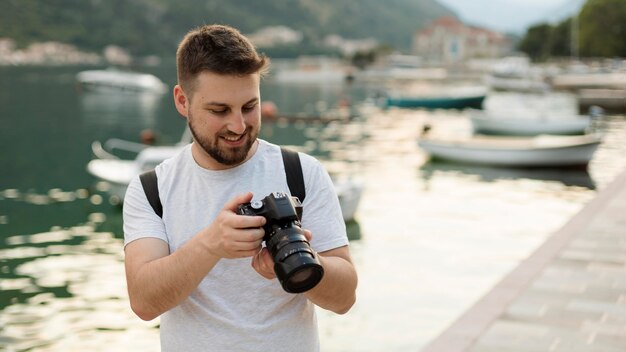 Bel viaggiatore maschio in montenegro