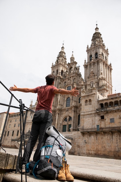 Bel viaggiatore maschio in una cattedrale storica