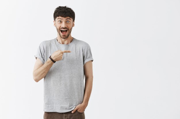 Bell'uomo che sembra felice e che punta a destra