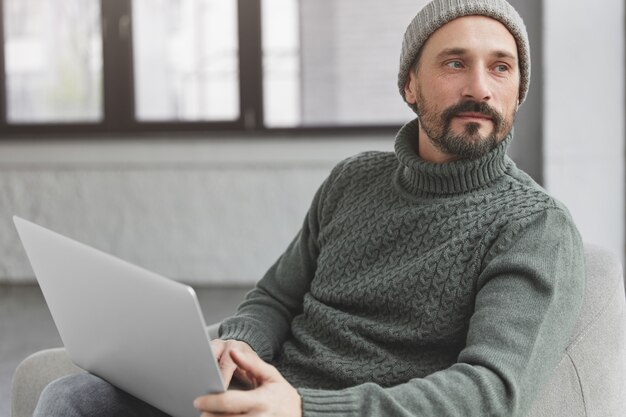 Bell'uomo con barba e laptop