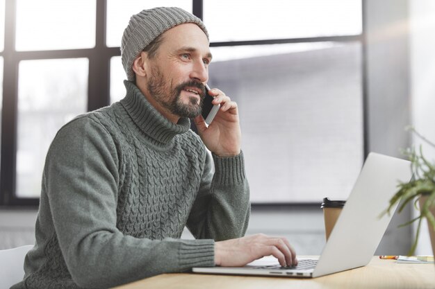 Bell'uomo con barba e laptop