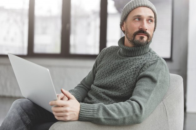 Bell'uomo con barba e laptop