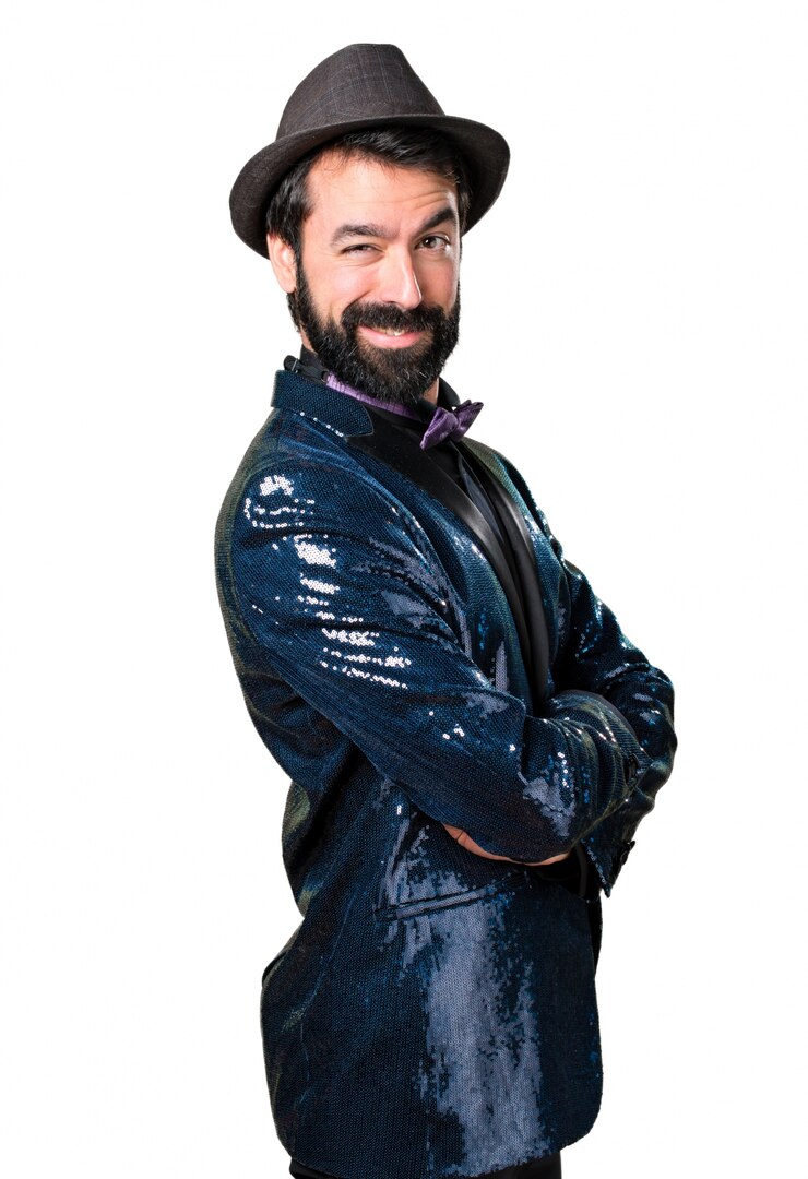 Foto gratuito bell'uomo con giacca di paillettes con cappello