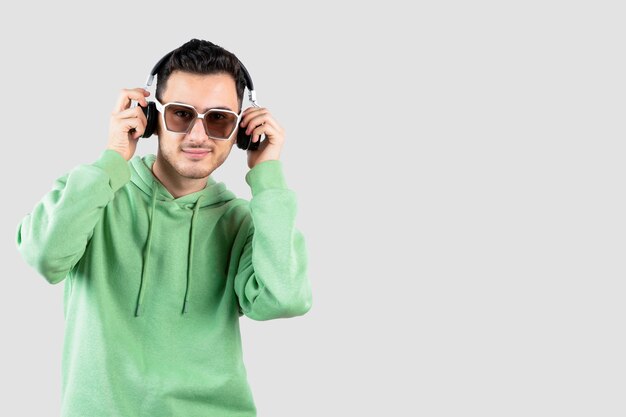 bell'uomo con gli occhiali in posa con le cuffie