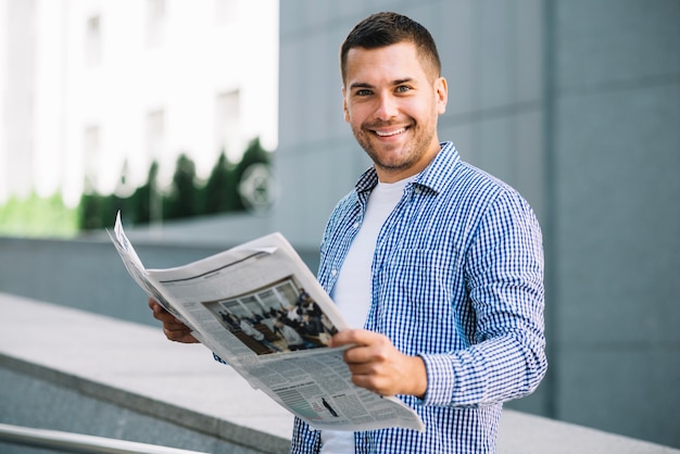 Bell&#39;uomo con il giornale