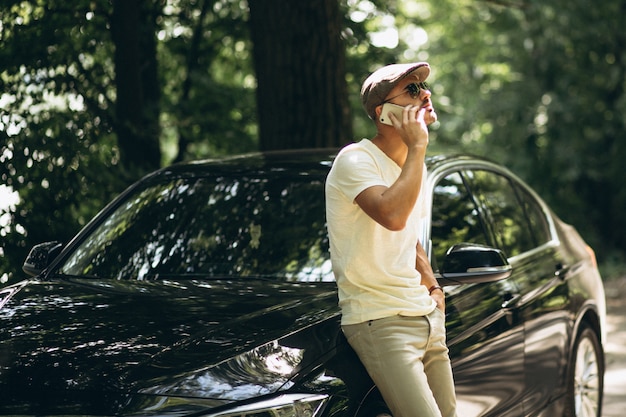 Bell&#39;uomo con il telefono in auto