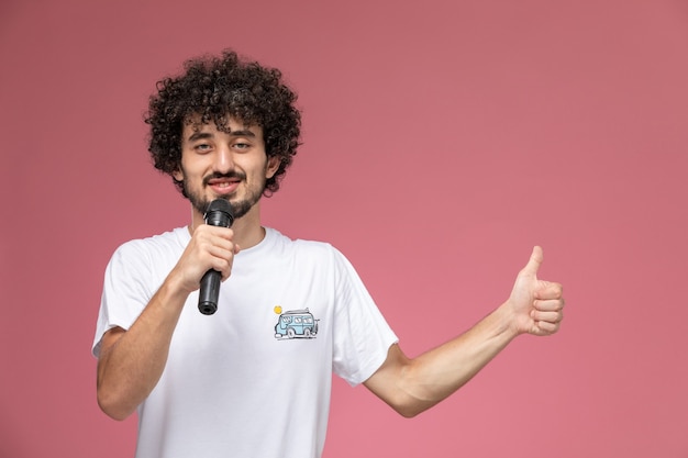 bell'uomo dà i pollici in su e canta