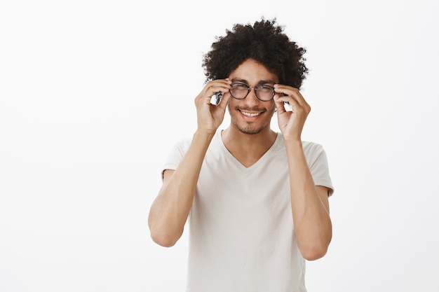 Bell'uomo dalla carnagione scura indossa occhiali e sorridente