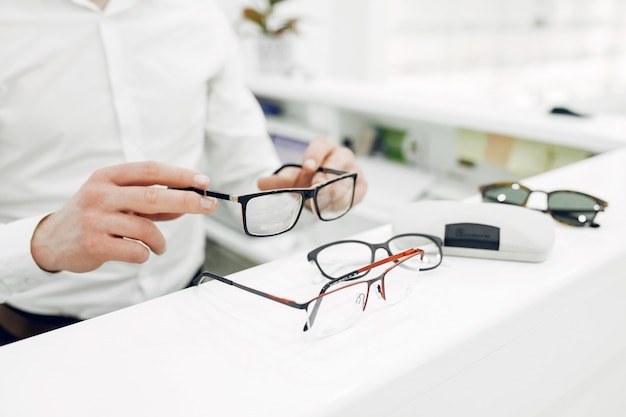 Bell&#39;uomo in un negozio di ottica