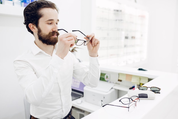 Bell&#39;uomo in un negozio di ottica