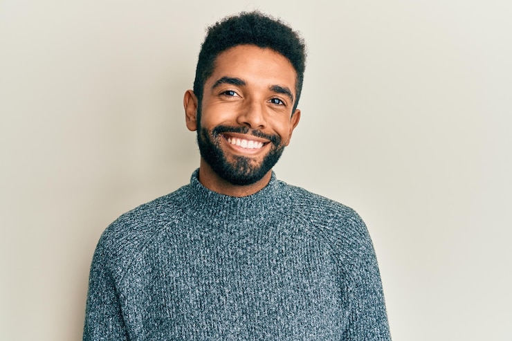 Foto gratuito bell'uomo ispanico con la barba che indossa abiti casual con un sorriso felice e fresco sul volto di una persona fortunata